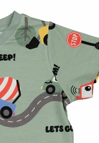 Vaaleanvihreä lyhythihainen paita, jossa on värikkäitä ajoneuvo- ja tien graafisia kuvastoja, mustalla tekstillä, jossa lukee "BEEP!" ja "LET'S GO!" kankaalla.
