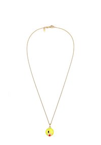 Collier en ton doré avec un pendentif emoji rond jaune clignant des yeux, agrémenté d'accents noirs et rouges. La chaîne est fine et lisse.