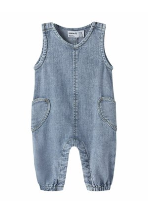 Barboteuse bébé en denim bleu clair sans manches avec deux poches latérales et des poignets élastiques aux chevilles.