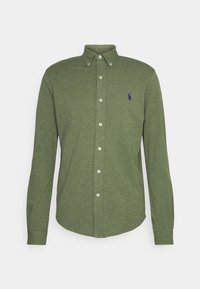 Zielona koszula z długim rękawem zapinana na guziki, z kołnierzykiem zapinanym na guziki oraz małym haftowanym logo na lewej piersi.