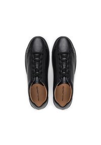 Czarne skórzane sneakersy z teksturowaną powierzchnią, okrągłym noskiem oraz systemem sznurowania z czarnymi sznurówkami, prezentujące minimalistyczny design.