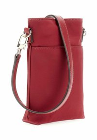 Sac bandoulière en tissu rouge avec une texture lisse, forme rectangulaire fine, bandoulière en cuir marron et détails en métal argenté.