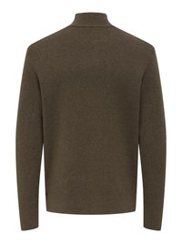 Pull col montant marron fabriqué en matière tricotée douce. Il présente des manches longues et une coupe décontractée sans motifs visibles ni détails métalliques.