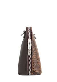 Portalettere in pelle marrone con una parte laterale a contrasto con motivo serpente, zip in argento e forma triangolare. Dettaglio della superficie testurizzata.