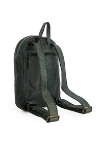 Zelený kožený batoh s kulatým vrškem, dvěma nastavitelými popruhy a přední kapsou na zip. Materiál má texturovaný povrch a jemný lesk.