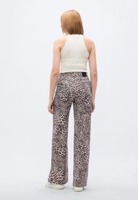 Παντελόνια φαρδιάς γραμμής με λεοπάρ στυλ, με ψηλή μέση, ελαστική ζώνη μέσης, πίσω τσέπες και απαλό υφασμάτινο ύφος.