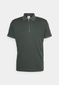 Polo noir vert foncé avec un col zippé. Manches courtes avec des poignets texturés contrastés. Tissu lisse et coupe ajustée.