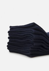 Marineblaue Baumwollsocken ordentlich gestapelt, die eine gerippte Textur und gleichmäßige Schichtung zeigen. Jede Socke hat einen glatten Rand.