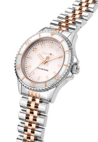 Orologio in metallo argento e oro rosa con quadrante bianco rotondo, numeri arabi e una lunetta texturizzata. Presenta un design con bracciale a maglie.