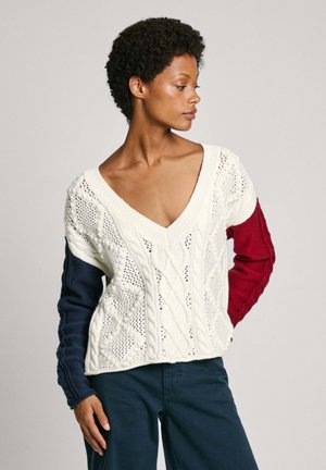 Pull en tricot avec un décolleté en V profond, présentant un corps crème et des manches en torsades marines et bordeaux. Motif texturé avec des détails de points ouverts.