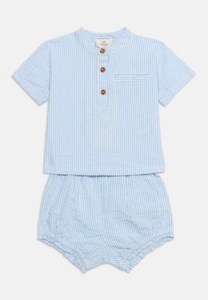 Hellblau-weiß gestreifter Baby-Shorts-Anzug mit knöpfbarem Hemdkragen und elastischem Bund.