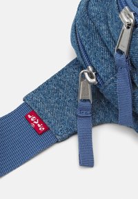 Levi's® STREET PACK UNISEX - Bum bag - light blue