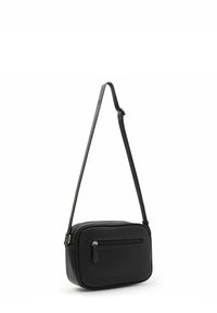 Zwarte leren crossbody tas met een rechthoekige vorm, textuur oppervlak, ritssluiting, voorvak en een slanke verstelbare schouderband.
