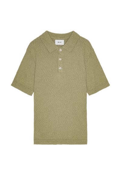 Korte mouwen polo shirt in gedempt olijfgroen breiwerk. Voorzien van een klassieke kraag en een drieknopen-sluiting. Gekenmerkt door een subtiel patroon.