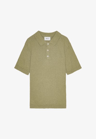 Lyhythihainen polo-paita voimakkaassa oliivinvihreässä neuloksessa. Varustettu klassisella kauluksella ja kolmella napilla. Pintakuviointi on hienovarainen.