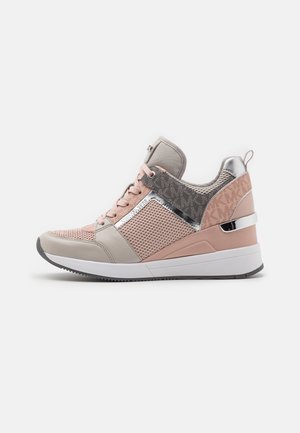Baskets de sport roses et grises avec panneaux en mesh, lacets sur le devant, accents métalliques, et une semelle blanche épaisse avec une languette au talon.