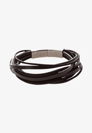 Bracelet en cuir noir à plusieurs brins avec un fermoir magnétique rectangulaire en argent, disposé en boucles superposées.