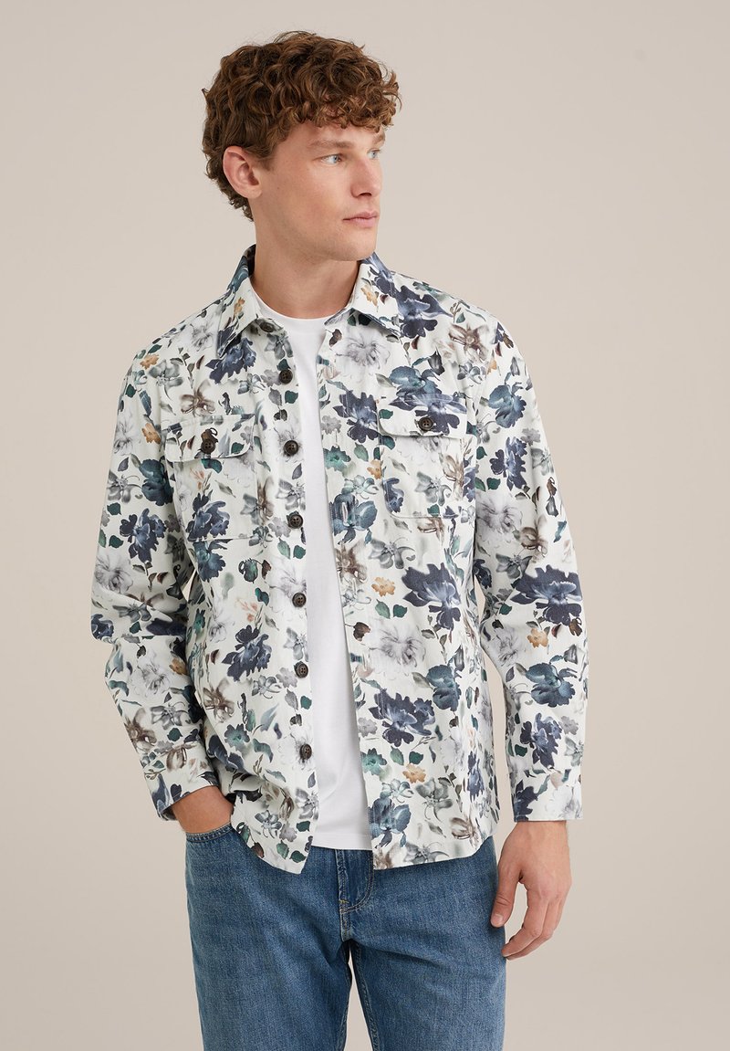 Chemise à boutons florale blanche, ornée d'un mélange de fleurs bleues, vertes et oranges. Deux poches poitrine, avec une coupe décontractée et un tissu doux.