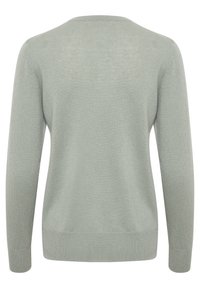 Maglione verde chiaro con scollatura a girocollo, maniche lunghe e una texture a maglia liscia. Design semplice, senza motivi o decorazioni.