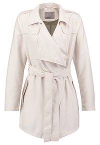 Jasnobeżowy trencz z gładkiego materiału o kroju kopertowym, szerokim kołnierzu i talii przewiązanej paskiem; posiada boczne kieszenie oraz naramienniki.
