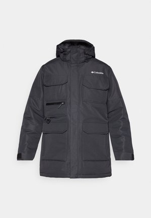 Chaqueta de invierno negra con capucha, múltiples bolsillos frontales y un bolsillo en el pecho con cremallera. Fabricada con material duradero y resistente al agua.