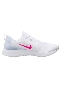 Weiße Sportschuhe mit einer strukturierten Oberfläche, hellblauen Akzenten und einem pinken Nike-Swoosh. Verfügt über eine gepolsterte Sohle mit einem unebenen Muster.