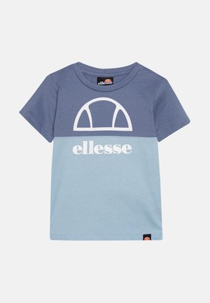 Kurzärmeliges Kleinkind-T-Shirt in Dunkelblau und Hellblau mit weißem "ellesse"-Logo und Halbkreis-Design auf der Vorderseite.