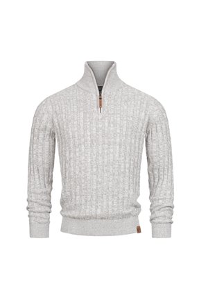 Světle šedý svetr s texturovaným, žebrovaným designem. Má límec s polosabotou a malou hnědou nášivku loga na spodním lemu.