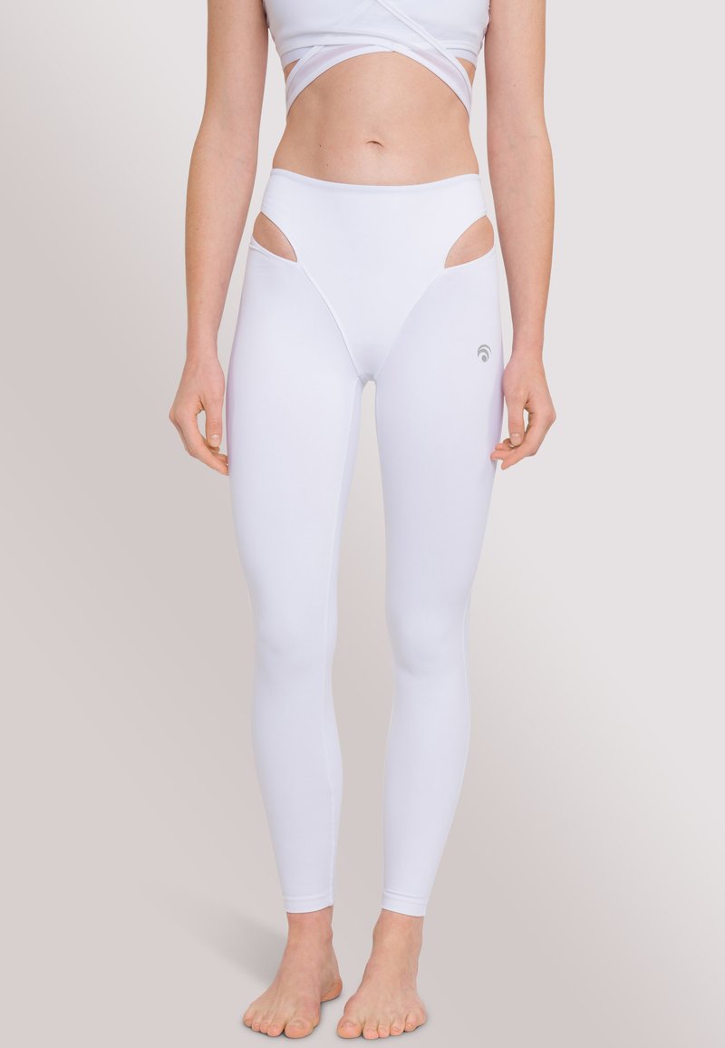 Witte high-waisted leggings met uitsneden bij de heupen en een gladde, rekbare stof met een subtiele logo op het voorbeen.