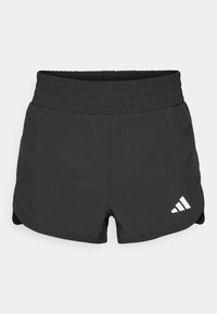 Svarta idrottsshorts med ett elastiskt midjeband, med perforerade detaljer och en vit Adidas-logotyp på den nedre vänstra sidan.