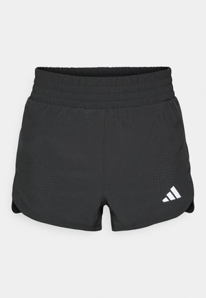 Zwarte sportshorts met een elastische tailleband, voorzien van geperforeerde details en een wit Adidas-logo aan de onderkant links.