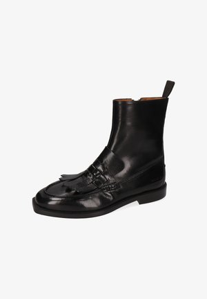 Botas de tobillo de cuero negro con un acabado suave, que cuentan con un fleco decorativo, detalles trenzados y un cierre lateral para facilitar el uso.