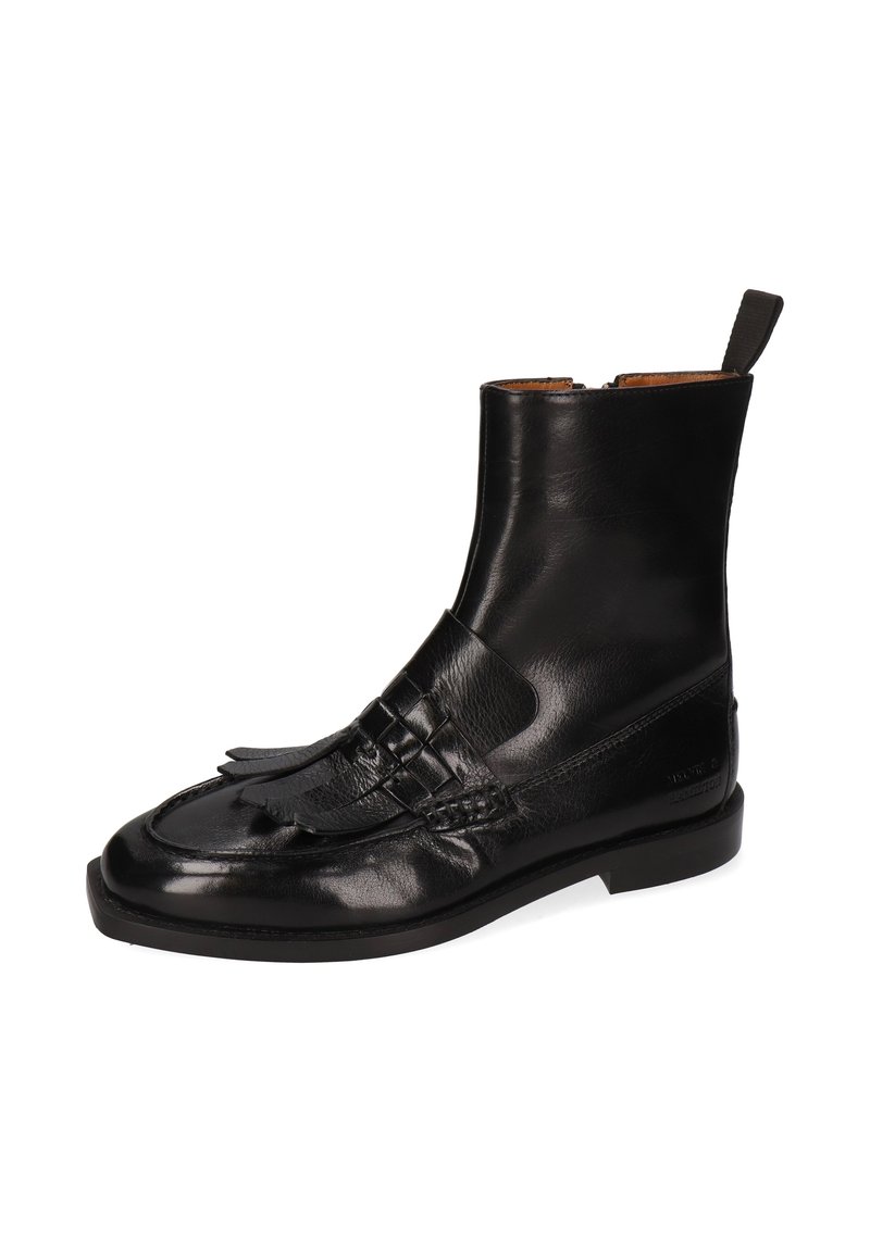 Botas de tobillo de cuero negro con un acabado suave, que cuentan con un fleco decorativo, detalles trenzados y un cierre lateral para facilitar el uso.