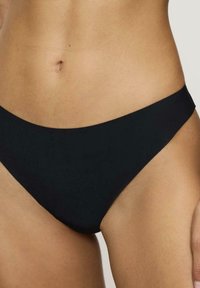 Czarne dno bikini o gładkiej, matowej teksturze, z prostym, wysokim krojem i minimalnym zakryciem wzdłuż pasa i otworów na nogi.