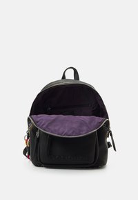 Schwarzer Leder-Rucksack mit lila Innenfutter, Reißverschlüssen und bunten Dekorationsakzenten. Verfügt über eine Fronttasche und verstellbare Träger.