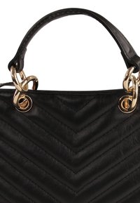 Zwarte leren handtas met een gequilt chevron ontwerp, voorzien van gouden metalen hardware en een ronde handgreep.