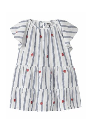 Wit en blauw gestreepte kinderjurk met korte losse mouwtjes en kleine rode aardbeienprints verspreid over de stof.