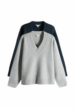 Dwa swetry z długim rękawem i dekoltem w serek, jeden jasnoszary na pierwszym planie, a drugi ciemnogranatowy za nim, przedstawione na białym tle.