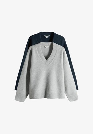 To langærmede V-hals trøjer, den ene i lysegrå foran og den anden i mørk marineblå bagved, vist mod en hvid baggrund.