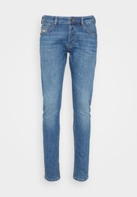 Blå denimjeans med slim fit, med fem fickor, bältesslingor och en subtilt blekt struktur. Klassisk dragkedja och knappstängning.