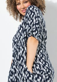 Ulla Popken GRAPHIC SHORT SLEEVE MIDI - Trikoomekko - marine