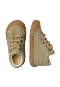 Zelené boty pro batolata s hnědými gumovými podrážkami a tkaničkami, jedna bota zobrazena z horního pohledu a druhá z bočního pohledu na bílém pozadí.