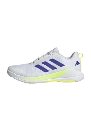 Biały sportowy sneaker z fioletowymi paskami, żółtymi akcentami, cholewką z siateczki i amortyzowaną podeszwą, widoczny z boku.