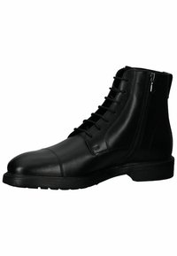 Bota de tobillo de cuero negro con punta redonda, cordones en la parte delantera, cremallera lateral y suela de goma texturizada. Superficie suave con acentos mínimos.