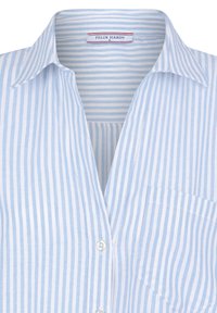Camicia a righe blu chiaro e bianca con colletto, apertura frontale con bottoni e una tasca sul petto. Realizzata in tessuto traspirante. Design semplice.
