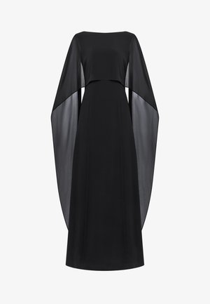 Robe longue noire avec larges manches cape en voile transparent et corsage ajusté, s'écoulant en une jupe droite jusqu'au sol.