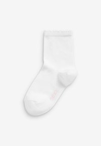 Weiße Baumwollsocke mit einem gefältelten oberen Rand und glatter Textur. Dezente pinkfarbene Markierung nahe der Zehe. Einfaches, knöchellanges Design.