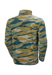 Sudadera de forro polar con un patrón de camuflaje en tonos de azul, verde y amarillo. Cuello alto con un acabado texturizado y suave.
