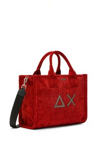 Borsa a tracolla in tessuto rosso con doppi manici e tracolla regolabile. Presenta accenti argentati a forma di triangolo e "X", superficie testurizzata e forma rettangolare.
