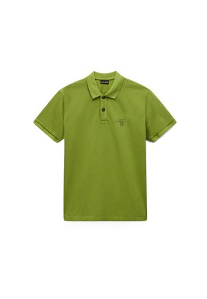 Zielony polo z krótkim rękawem, z dwoma czarnymi guzikami oraz małym logo z tekstem i flagą na lewej piersi.